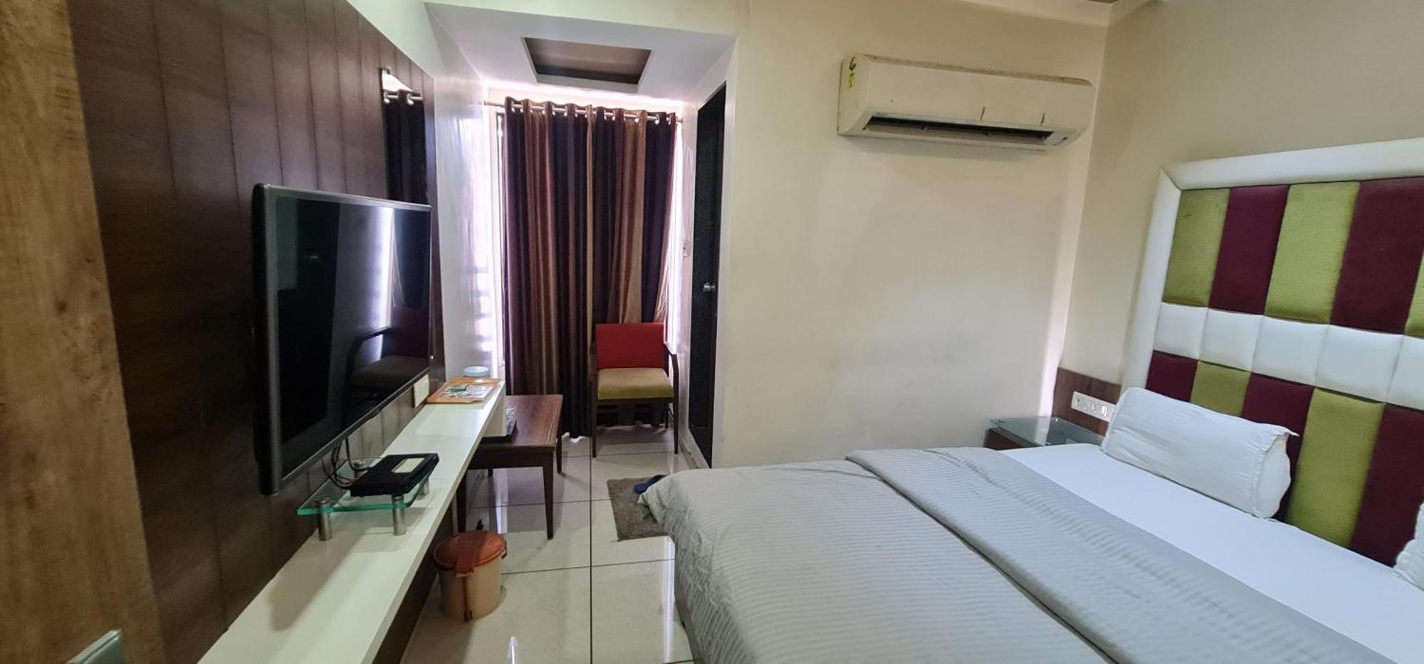 Hotel Zenith Surat Dış mekan fotoğraf