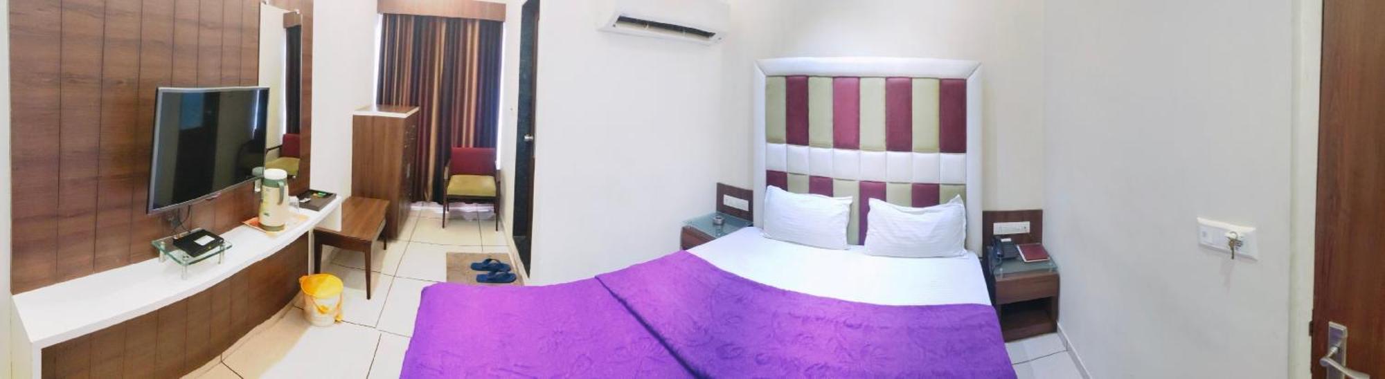 Hotel Zenith Surat Dış mekan fotoğraf