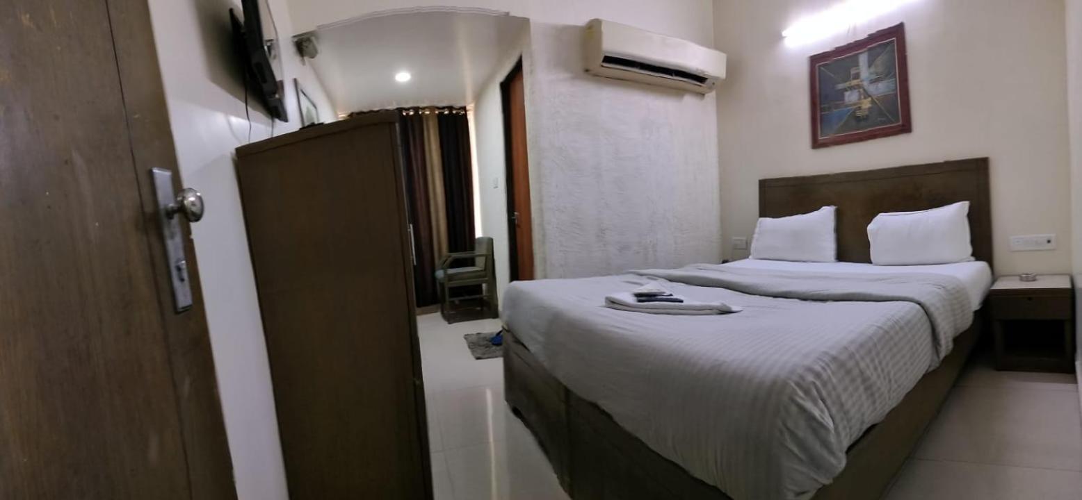 Hotel Zenith Surat Dış mekan fotoğraf