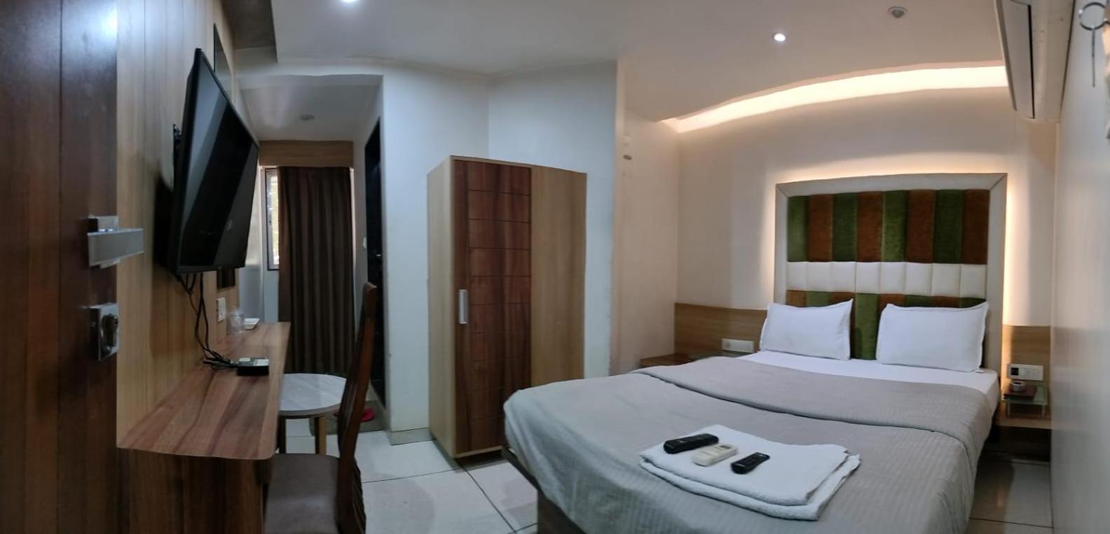 Hotel Zenith Surat Dış mekan fotoğraf