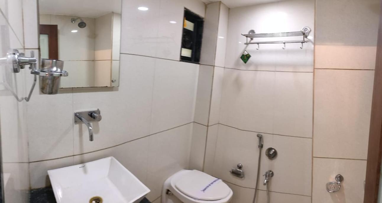 Hotel Zenith Surat Dış mekan fotoğraf