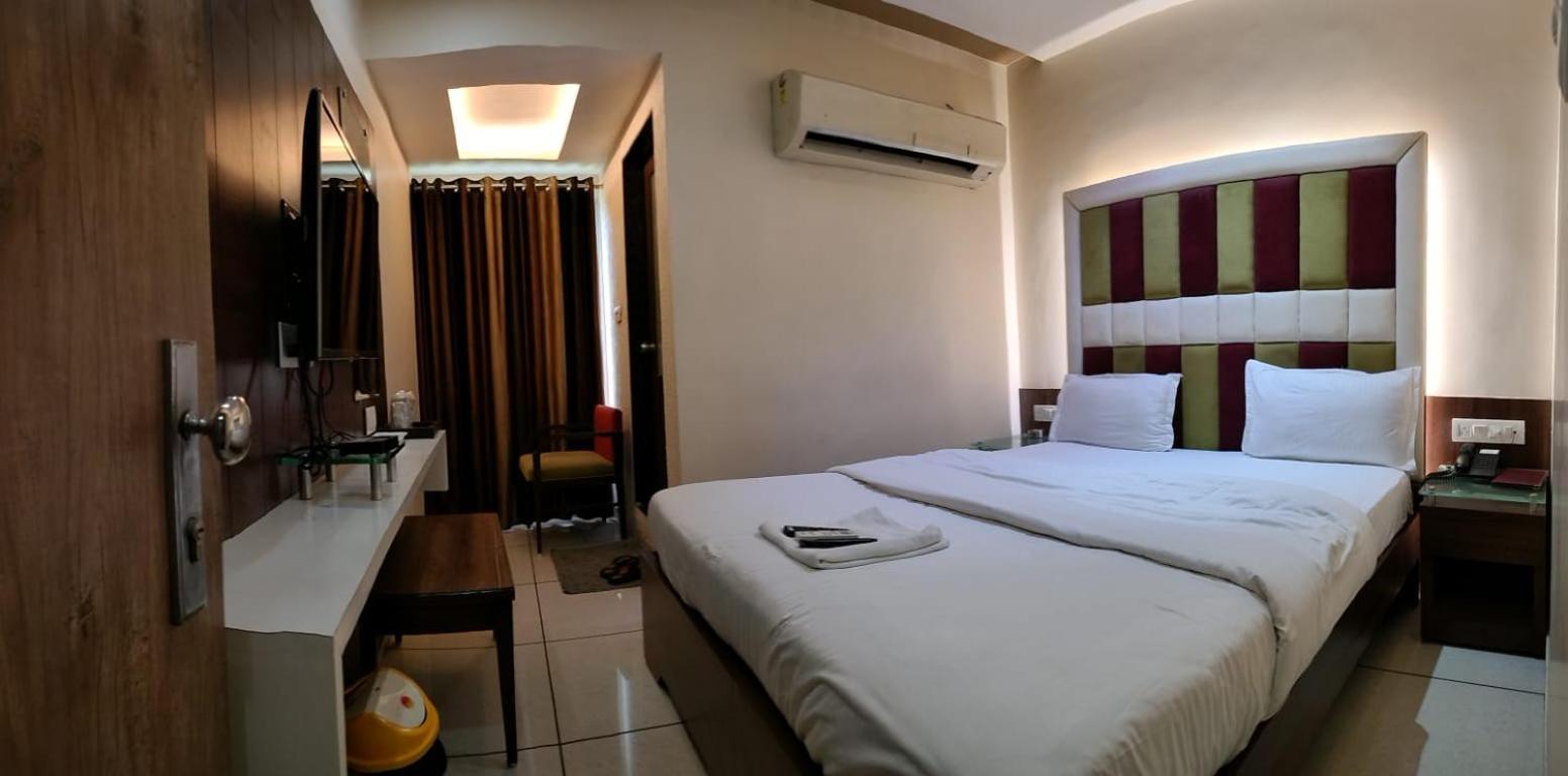 Hotel Zenith Surat Dış mekan fotoğraf