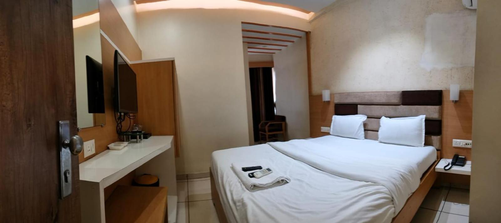 Hotel Zenith Surat Dış mekan fotoğraf
