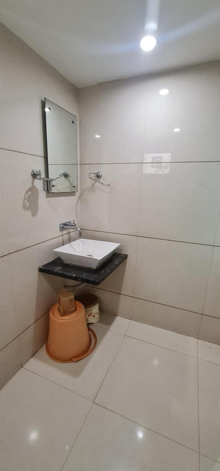 Hotel Zenith Surat Dış mekan fotoğraf
