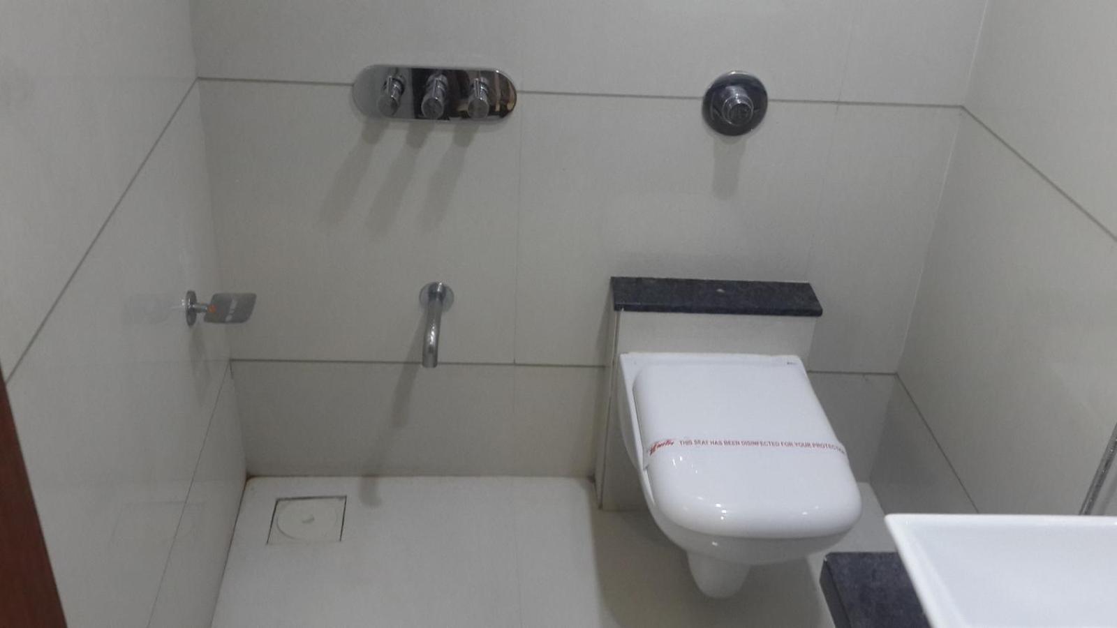 Hotel Zenith Surat Dış mekan fotoğraf