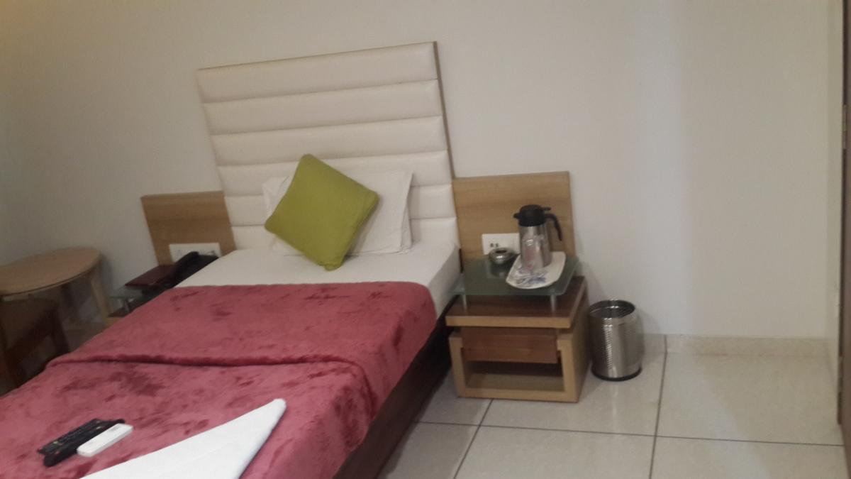 Hotel Zenith Surat Dış mekan fotoğraf