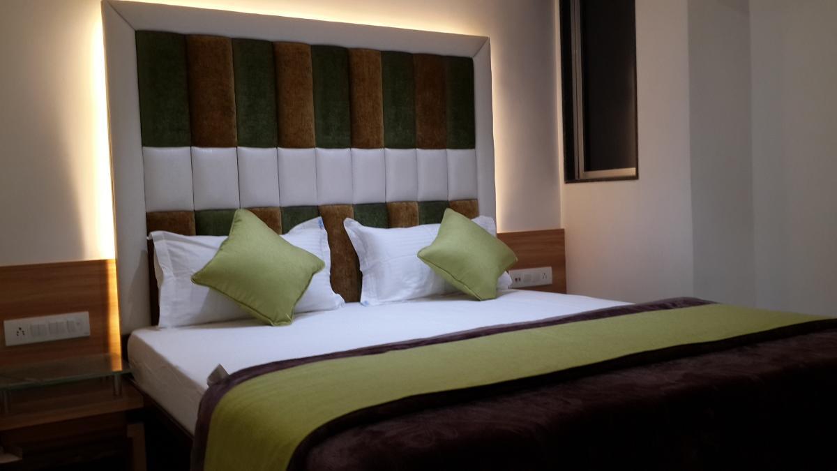 Hotel Zenith Surat Dış mekan fotoğraf