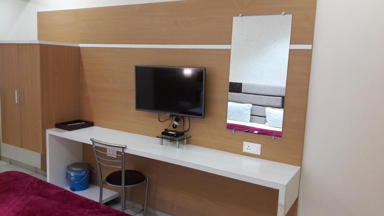 Hotel Zenith Surat Dış mekan fotoğraf