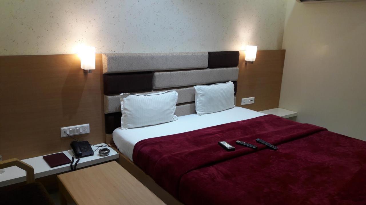 Hotel Zenith Surat Dış mekan fotoğraf